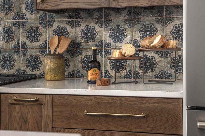 17 Kitchen Design Choices In Alabama Homes That Buyers Often Dislike - Decor Hint Cluttered Or Dated Backsplash Patterns