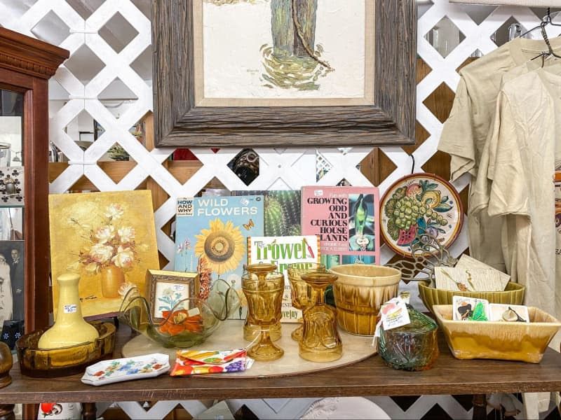 10 Midwest Antique Trends In 2025: What's Up, What's Down - Decor Hint Primitive Folk Art Crafts Rising Steadily
