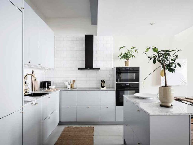 11 Perfect Kitchen Color Combos And 3 That Might Ruin Your Appetite - Decor Hint Light Gray & Matte Black