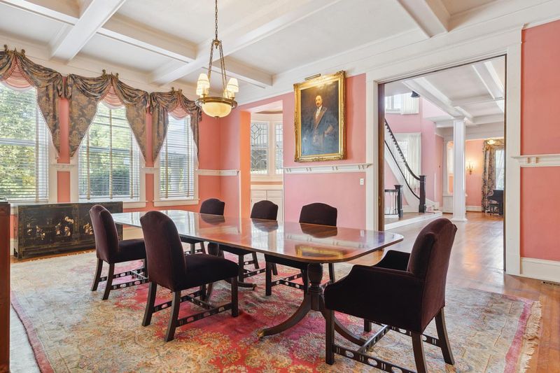 Real Estate Agents In Georgia Warn: These 10 Styles Are Losing Appeal Fast - Decor Hint Industrial lighting fixtures that overwhelm spaces