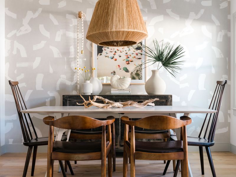 14 Modern Alternatives To Old-Fashioned Home Décor Trends - Decor Hint Subtle Wallpaper Or Paint Vs. Busy Florals