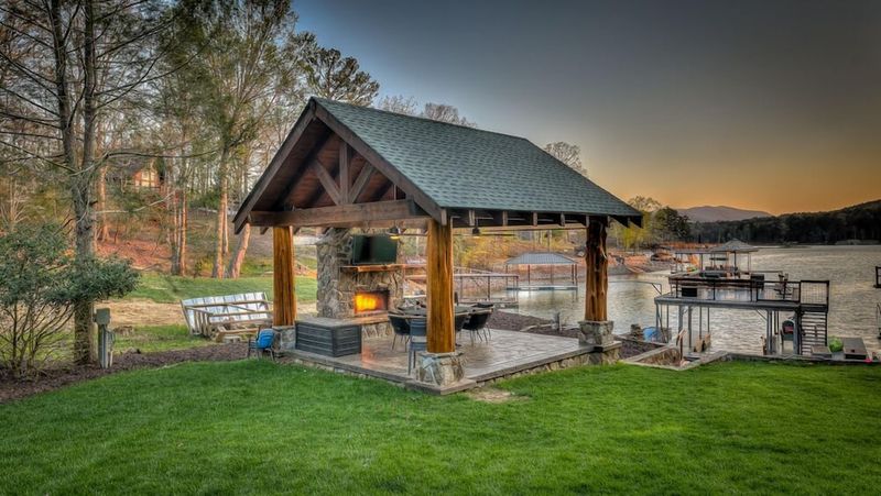 Georgia's Most Inviting Outdoor Spaces You'll Want To Copy ASAP - Decor Hint Athens Outdoor Dining Pavilions