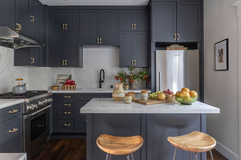 16 Kitchen Shades Chicago Kitchens Are Ditching In 2025 (Plus 4 That Were Never Cool) - Decor Hint Charcoal Gray Fades to Black