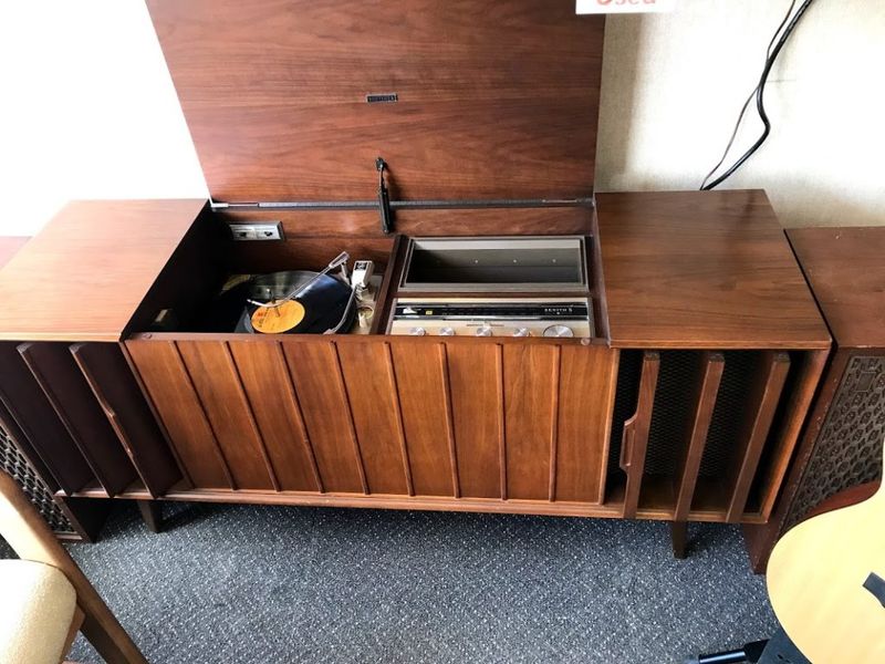 4 Vintage Decor Items In Vancouver Homes That Are Losing Value (And 8 That Remain Valuable) - Decor Hint Losing Value: Vintage Electronics in Decorative Cabinets