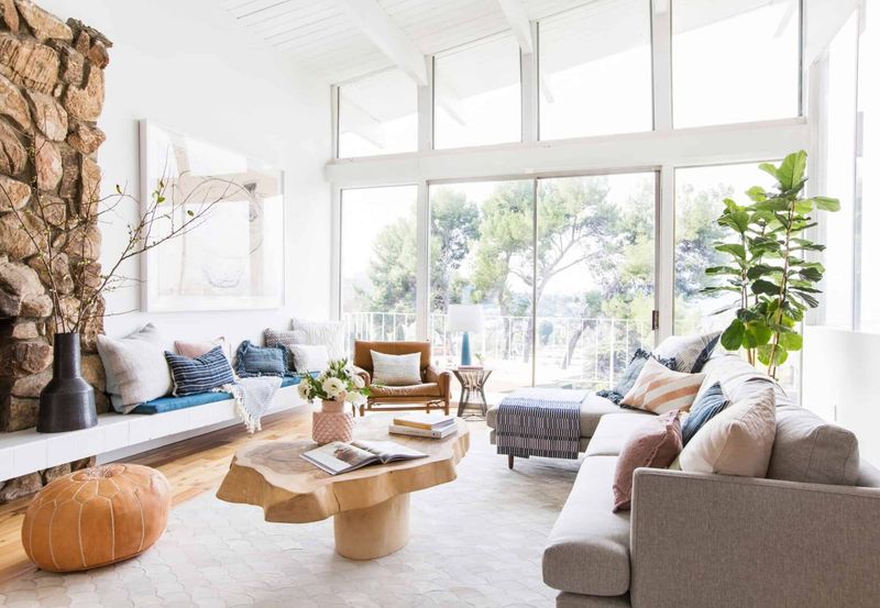 16 Small Living Room Makeover Ideas That Look Expensive (But Aren't) - Decor Hint Invest In A Chic Coffee Table