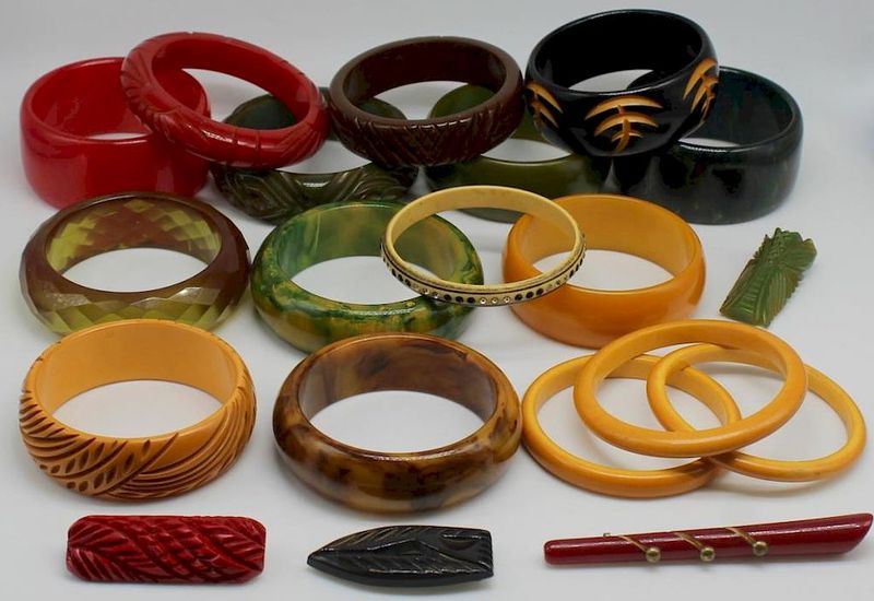 11 Antiques That Will Become Surprisingly Valuable By The End Of 2025 - Decor Hint Bakelite Jewelry And Accessories