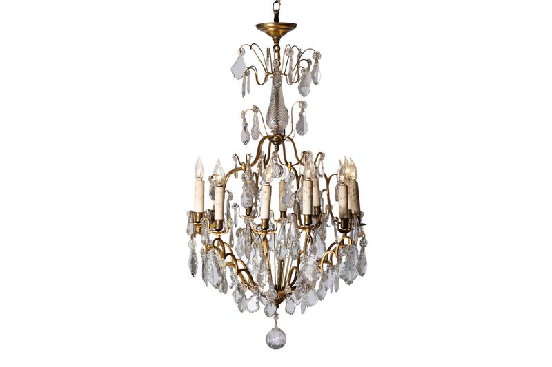 24 Antiques Designers Never Pass Up - Decor Hint Crystal Chandeliers