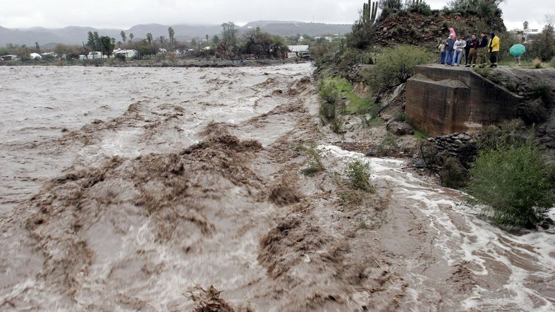 12 Arizona Homes Facing Market Challenges - Decor Hint Flood-Prone Property in Tempe