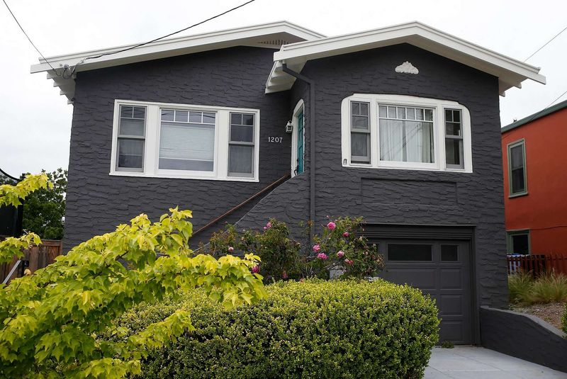 11 Exterior Design Trends That Are Ruining Curb Appeal In Saint Paul - Decor Hint All-Black Exteriors