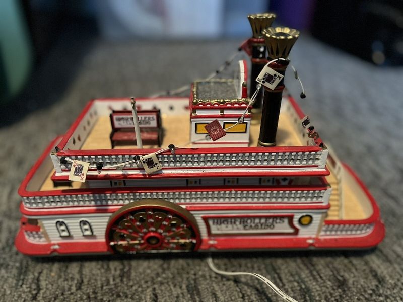 Old-School Charm From Des Moines That Keeps Iowa Interiors Timeless - Decor Hint Riverboat Casino Memorabilia Display Cases