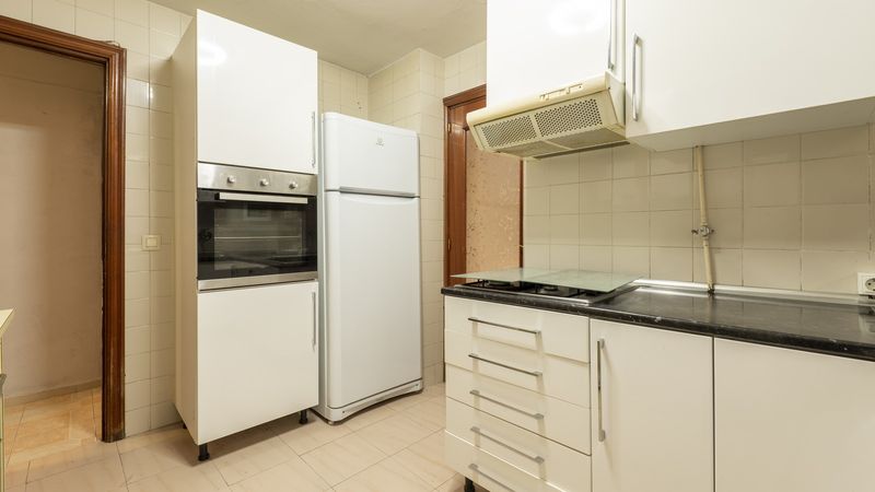 21 Mistakes Everyone Makes When Decorating A Kitchen - Decor Hint Mismatching Appliances