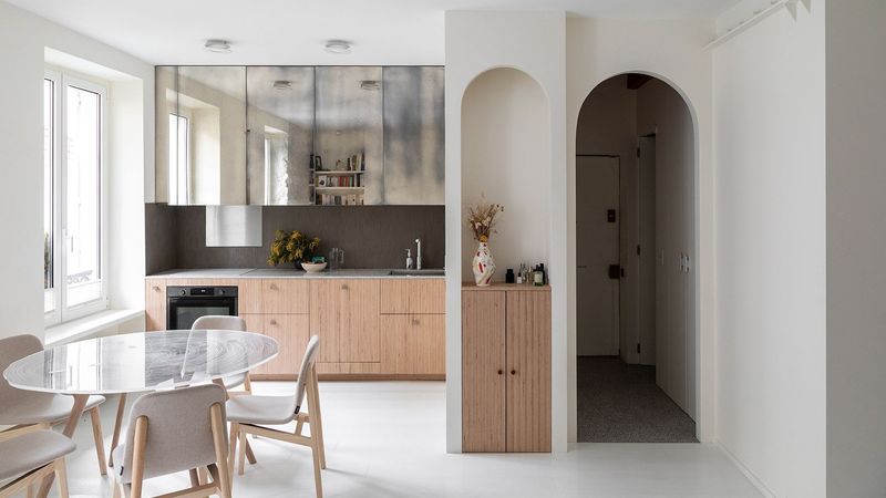 14 Small Kitchen Ideas That Prove Size Doesn't Matter - Decor Hint Mirrored Backsplash Doubles Visual Space