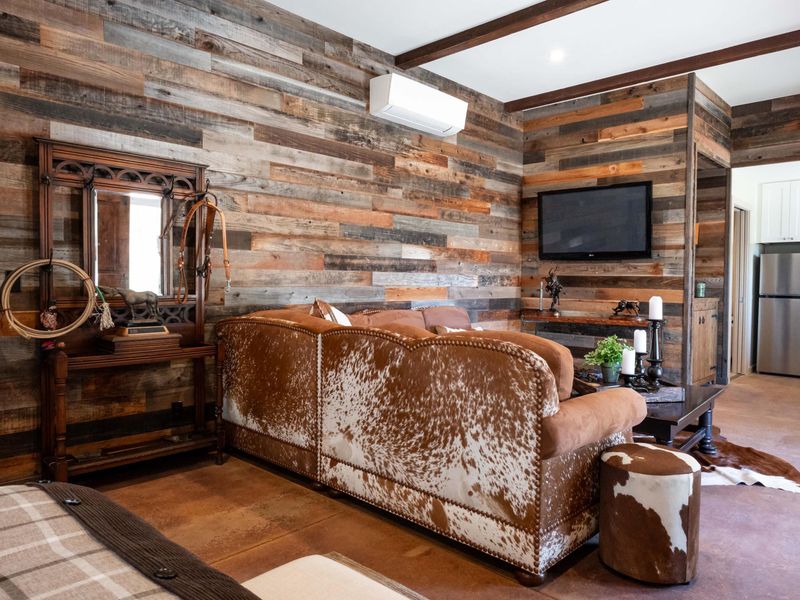 Bring Rustic Vibes Into Your California Home With These Decorating Tips - Decor Hint Reclaimed Wood Accent Walls