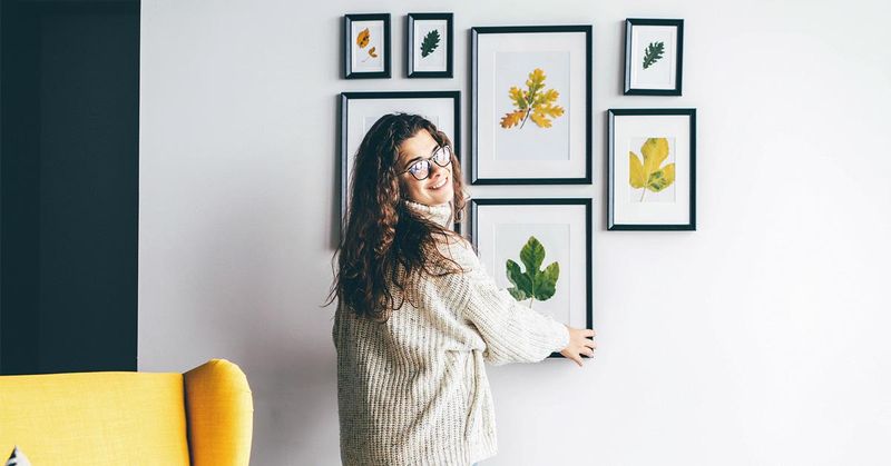Real Estate Agents In Georgia Warn: These 10 Styles Are Losing Appeal Fast - Decor Hint Overdecorated gallery walls without purpose
