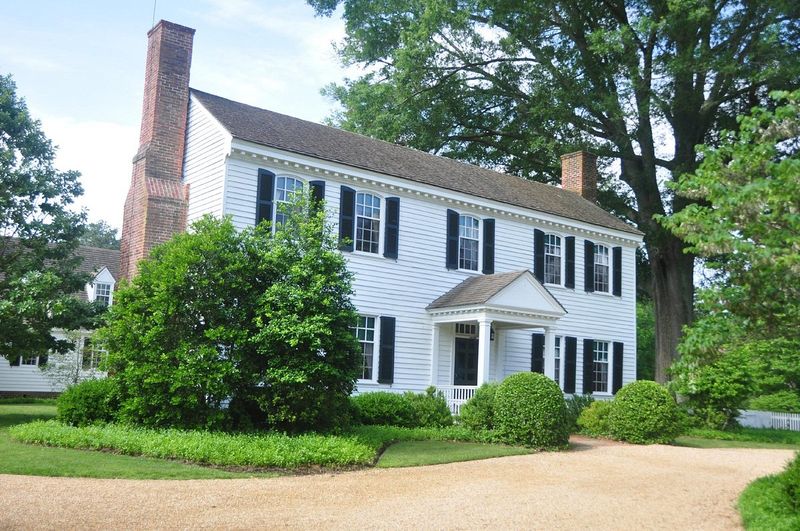 14 Historic Mansions That Showcase The Rockefeller Family's Wealth And Influence - Decor Hint Bassett Hall (owned by John D. Rockefeller Jr.) – Williamsburg, Virginia