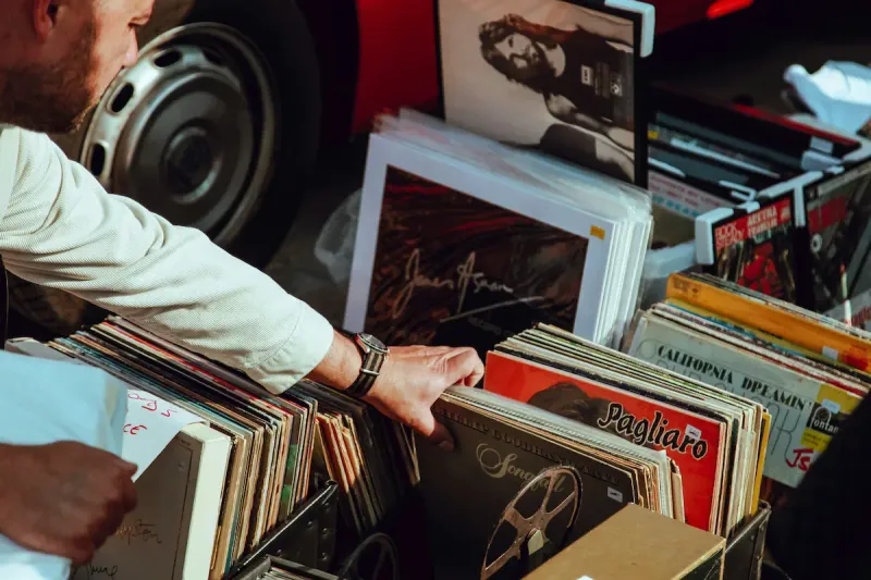 4 Indiana's Once-Popular Collectibles That Have Crashed And 6 Others Still On The Rise - Decor Hint Vintage Vinyl Records
