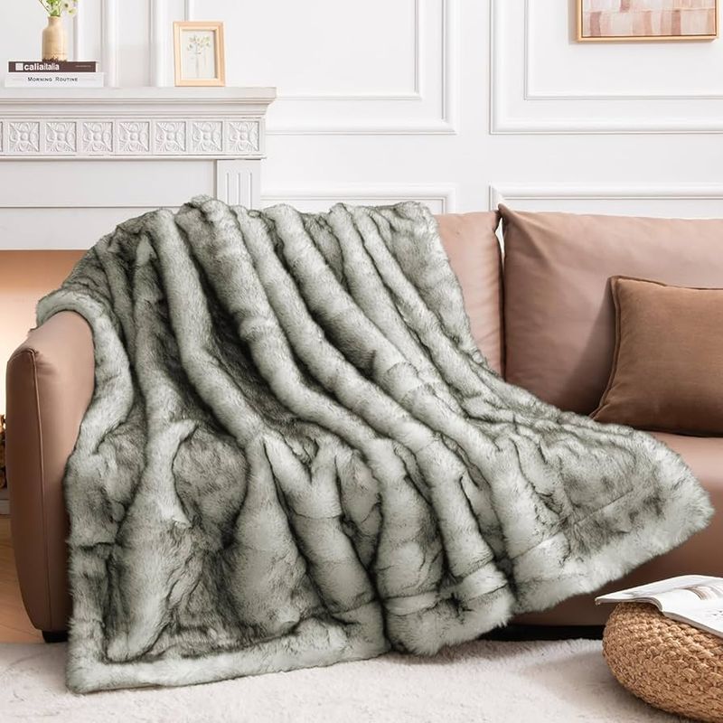 14 Must-Have Items For A Cozy Stylish Living Room - Decor Hint Plush Throw Blankets