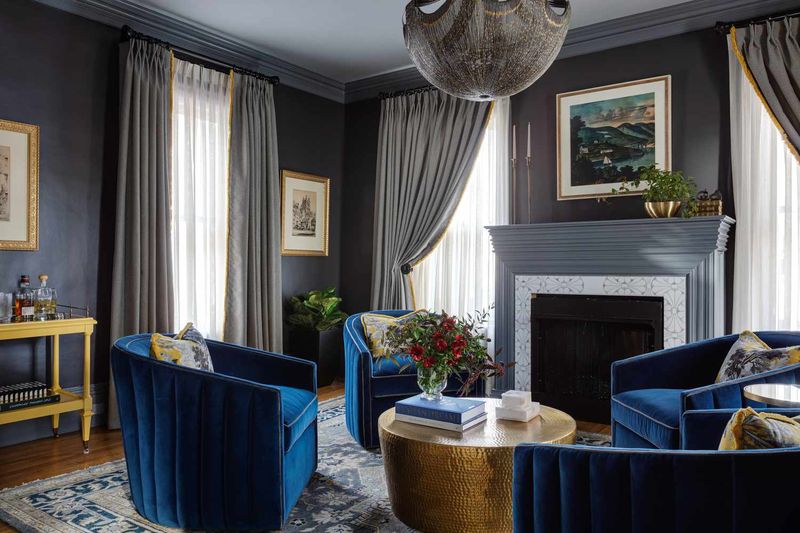 22 Home Offenses That Give Designers Instant Heartburn When They Walk Into Someone's Home - Decor Hint Dark, Heavy Colors In Small Rooms