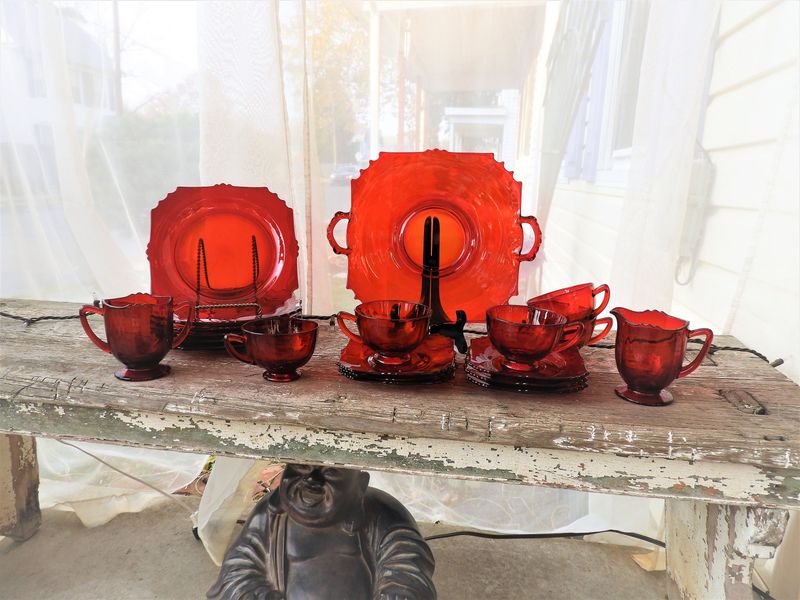 9 Classic Home Decor Items Illinois Shoppers Are Buying Again - Decor Hint Vintage Glassware