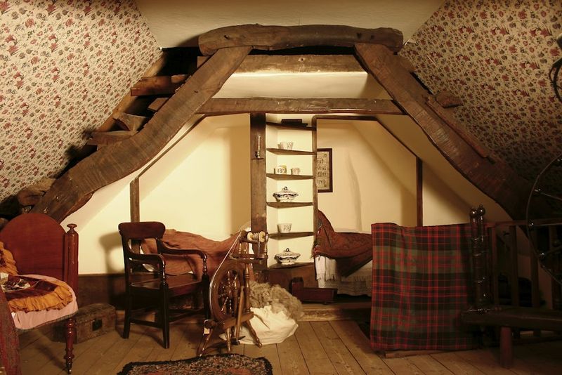 16 Photos Frozen In Time Of A 300-Year-Old Weavers' House - Decor Hint Timeworn Stairs