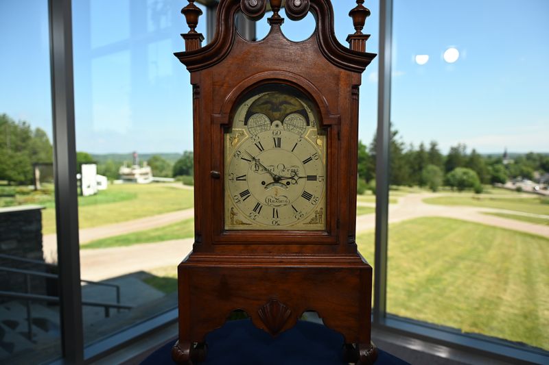 12 Antique Styles Pennsylvania Collectors Are Rushing To Buy In 2025 - Decor Hint Reading Clocks And Tall Case Timepieces