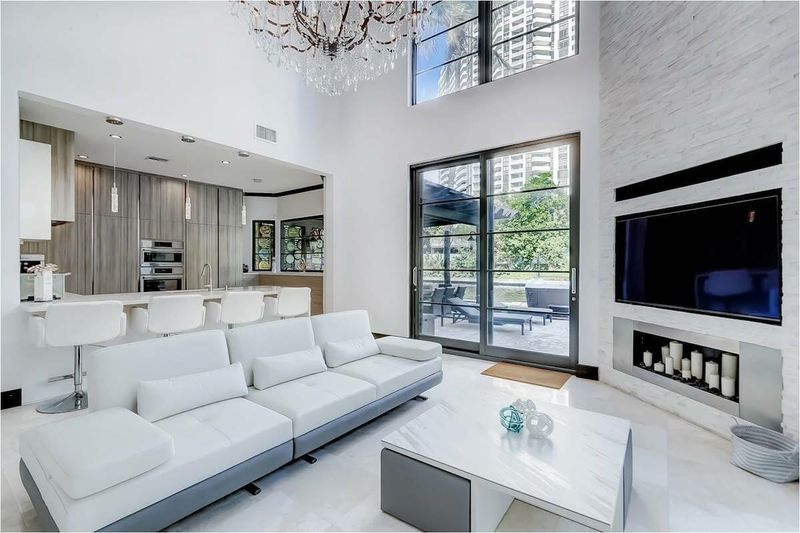 7 Modern Couch Colors Designers Recommend And 6 Outdated Ones To Avoid - Decor Hint Bright White