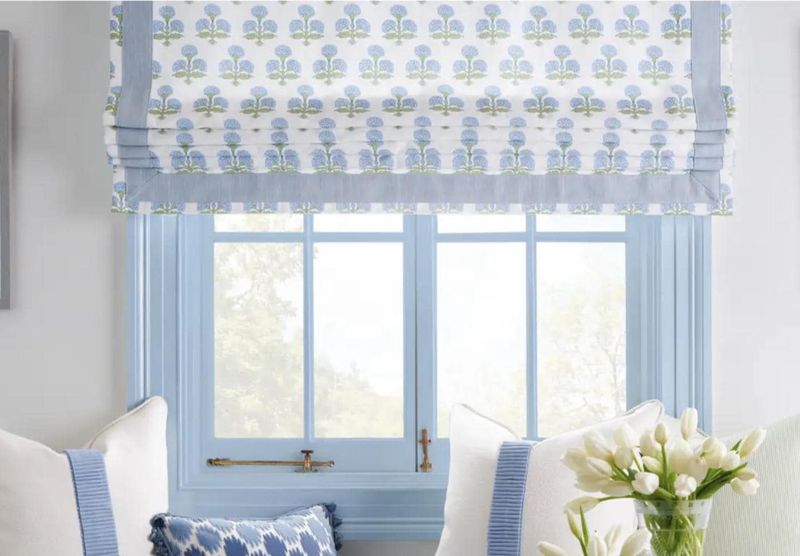 18 Gorgeous Window Treatment Ideas From Joanna Gaines You'll Want To Steal - Decor Hint Bold Patterned Roman Shades