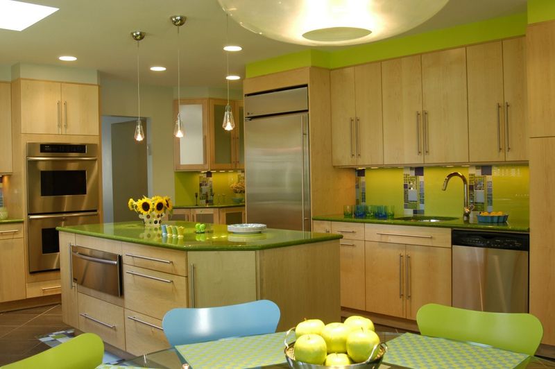 10 Retro Decor Ideas That Hold Up Today, And 5 That Definitely Don't - Decor Hint Avocado Green Appliances