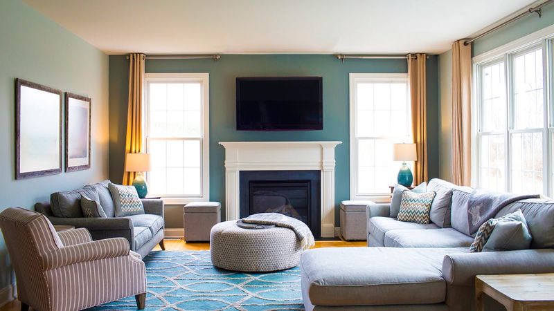 25 Outdated Home Decor Mistakes Everyone Probably Makes - Decor Hint TV Above The Fireplace