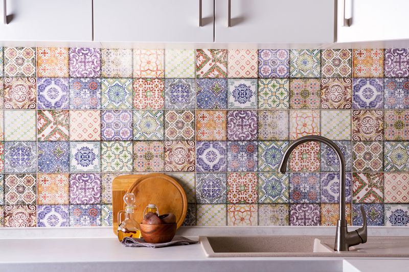 33 Once-Trendy Kitchen Designs That Are Slowly Coming Back - Decor Hint Patterned Backsplashes