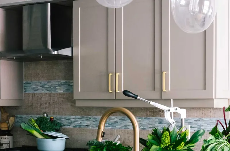 12 Aspects Of Jacksonville Kitchens That May Influence Buyer Decisions Experts Say - Decor Hint Outdated Cabinet Hardware