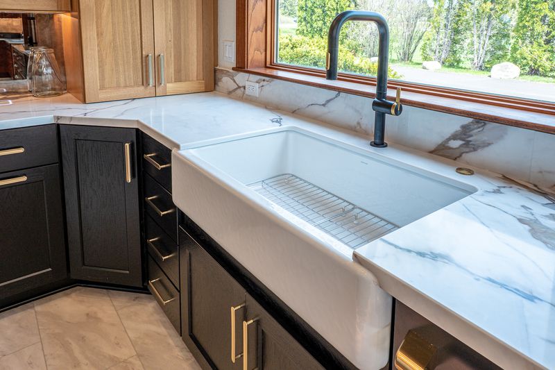A Small Retro Touch That's Making Today's Kitchens Feel More Inviting - Decor Hint Farmhouse Sink With Modern Fixtures