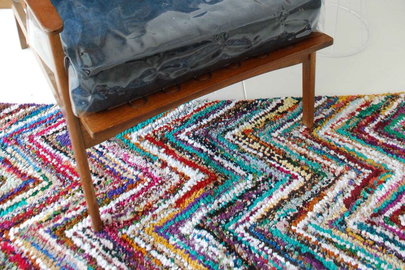 10 Stylish Retro Decor Pieces Back In Style And 6 You Should Still Avoid - Decor Hint Plastic Slip Covers