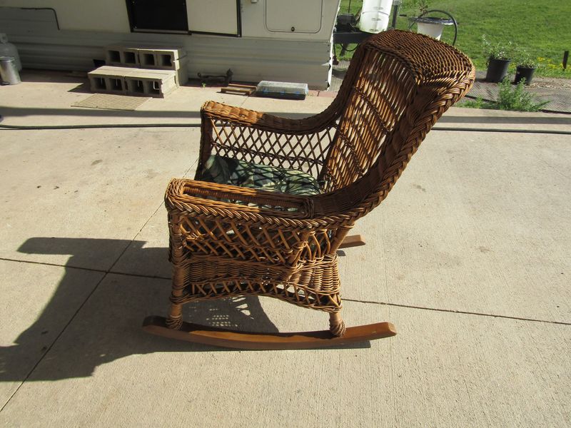 36 Antiques Are Not Worth A Penny Nowadays, For Real - Decor Hint Old-Fashioned Rocking Chairs