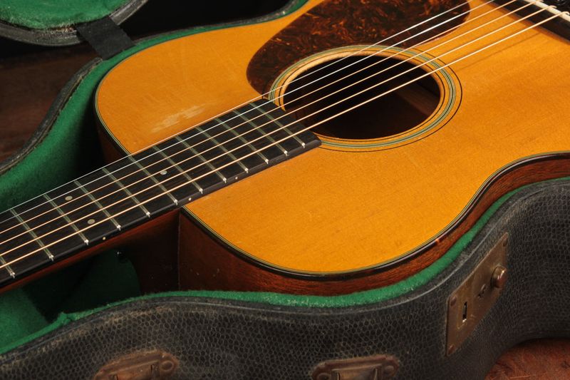 Found In Attics, Sold For Thousands: 17 1900s Antiques Worth Looking For - Decor Hint Vintage Musical Instruments
