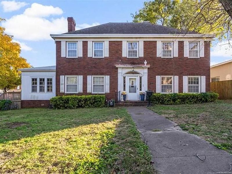 Historic Charm Lives On: 7 Curb Appeal Styles That Define Oklahoma Streets - Decor Hint Colonial Revivals: Symmetrical Stunners With Classic Appeal