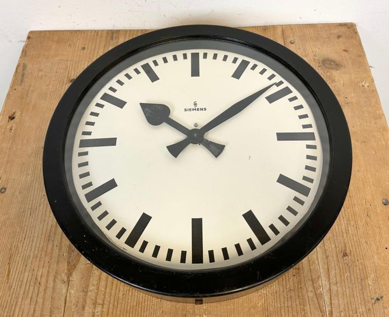 28 Industrial Decorating Ideas For The Whole House - Decor Hint Oversized Clocks