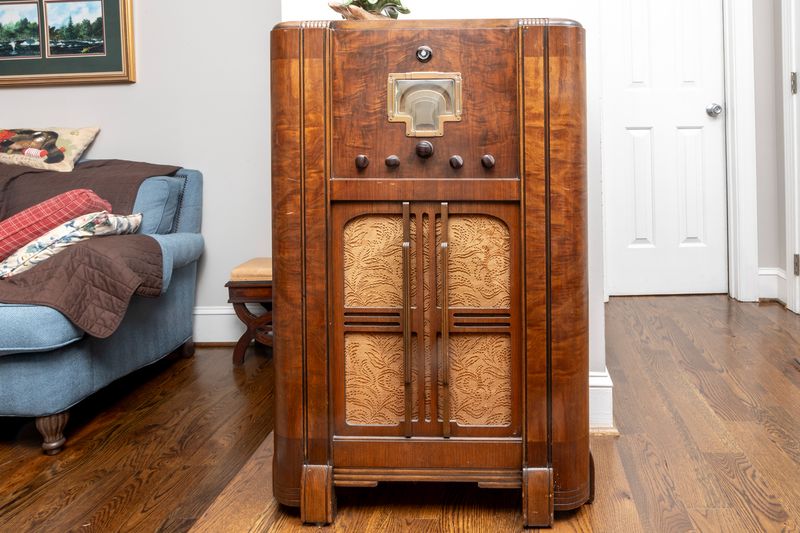 Retro Comeback: 16 Home Items That Are Big Again In The Pacific Northwest - Decor Hint Antique radio consoles