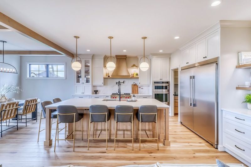 12 Kitchen Eyesores Designers Can't Stand (And 10 Features They Actually Love) - Decor Hint Oversized Islands