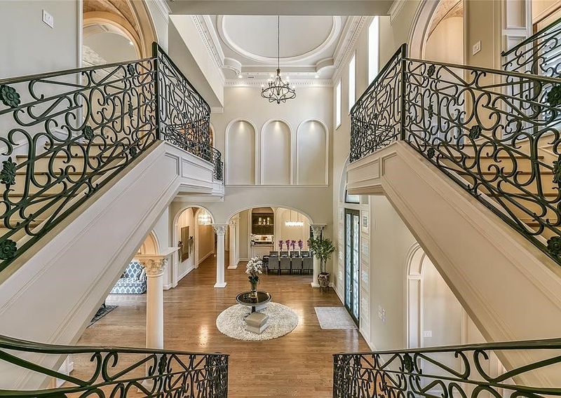 7 Decor Touches In Katy Homes Gaining New Fans And 5 That Always Stayed Stylish - Decor Hint Elegant Crown Molding