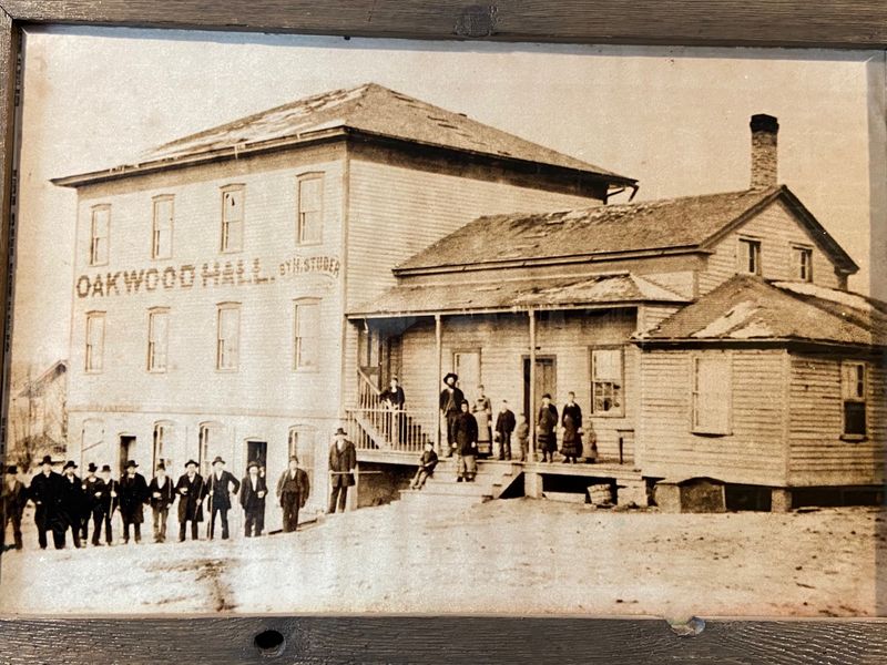 16 Bourbon-Era Mansions In Kentucky That Crumbled Through The Ages - Decor Hint Oakwood Hall – Nelson County