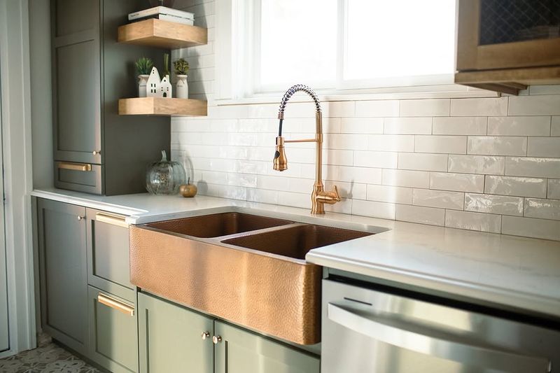 12 Kitchen Eyesores Designers Can't Stand (And 10 Features They Actually Love) - Decor Hint Farmhouse Sinks