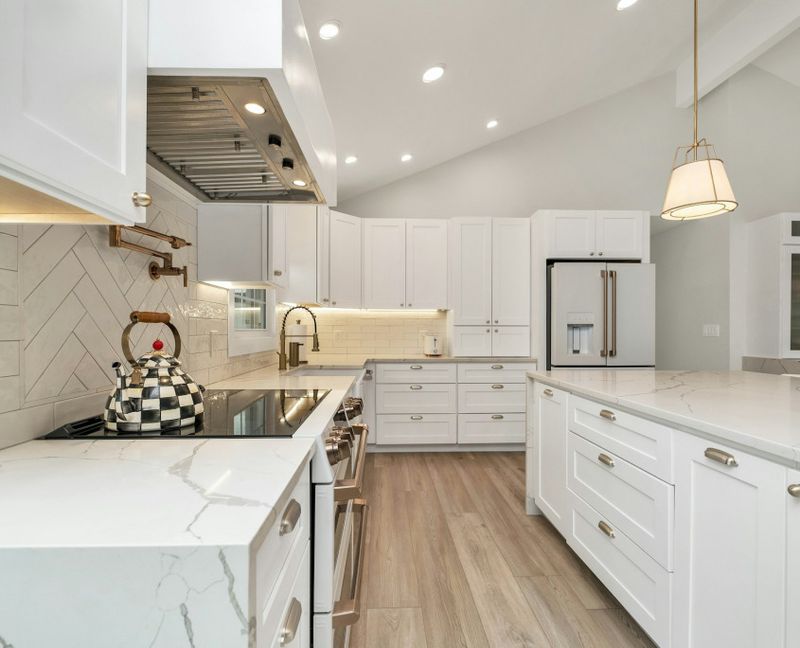 17 Kitchen Colours That Are Officially Out Of Style In 2025 (Plus 5 That Have Been Out For A While) - Decor Hint Stark White