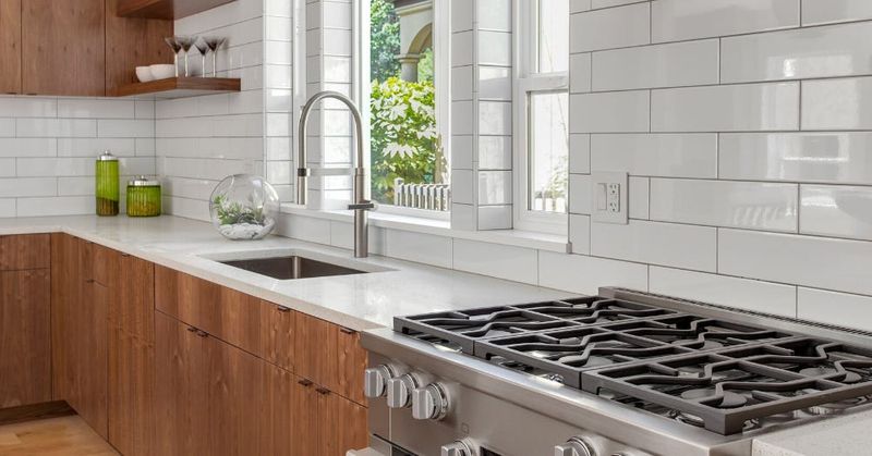 10 Dated Backsplash Trends And 10 Timeless Options They Should Be Exchanged With - Decor Hint Timeless: Subway Tiles