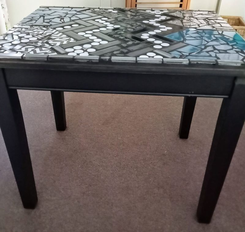 18 DIY Outdoor Decor Ideas That Look Way More Expensive Than They Are - Decor Hint Mosaic Table Made from Broken Tiles or Plates