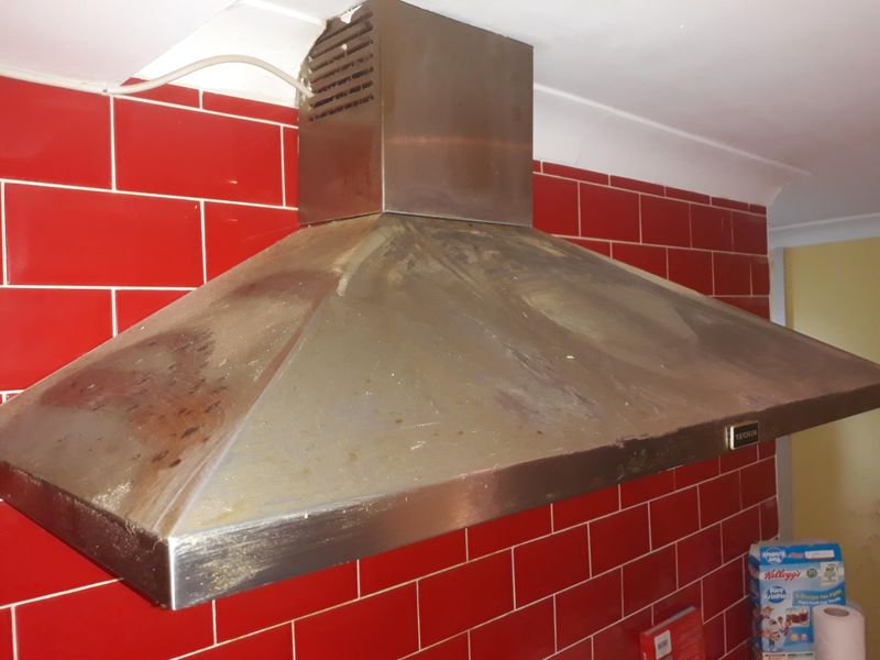 29 Kitchen "Icks" That Immediately Turn Off Homebuyers, According to Interior Designers - Decor Hint Greasy Range Hood