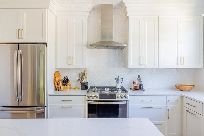 19 Diverse Examples That Say White Is The Best Color For Kitchen Cabinets - Decor Hint Simplifies Color Coordination with Appliances