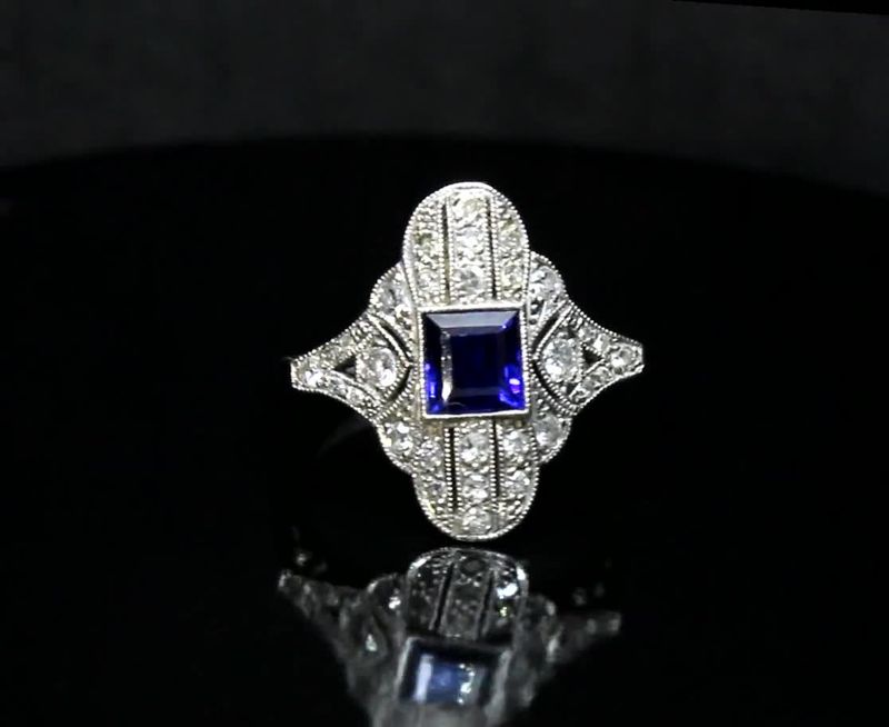 Found In Attics, Sold For Thousands: 17 1900s Antiques Worth Looking For - Decor Hint Art Deco Jewelry