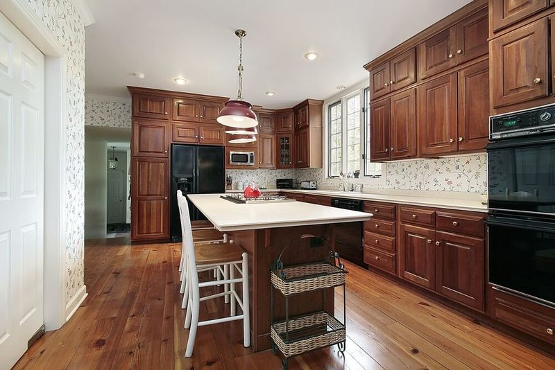 16 Kitchen Turnoffs That Send Oklahoma Homebuyers Running, Say Interior Designers - Decor Hint Gloomy Oak Cabinets From Decades Past