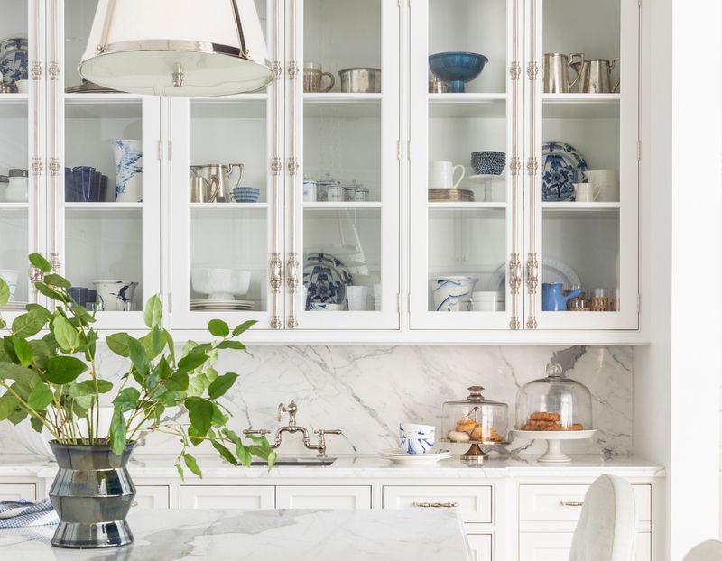 25 Old Fashioned '80s Kitchen Cabinet Trends That Everyone Wants In 2025 - Decor Hint Etched Glass Inserts